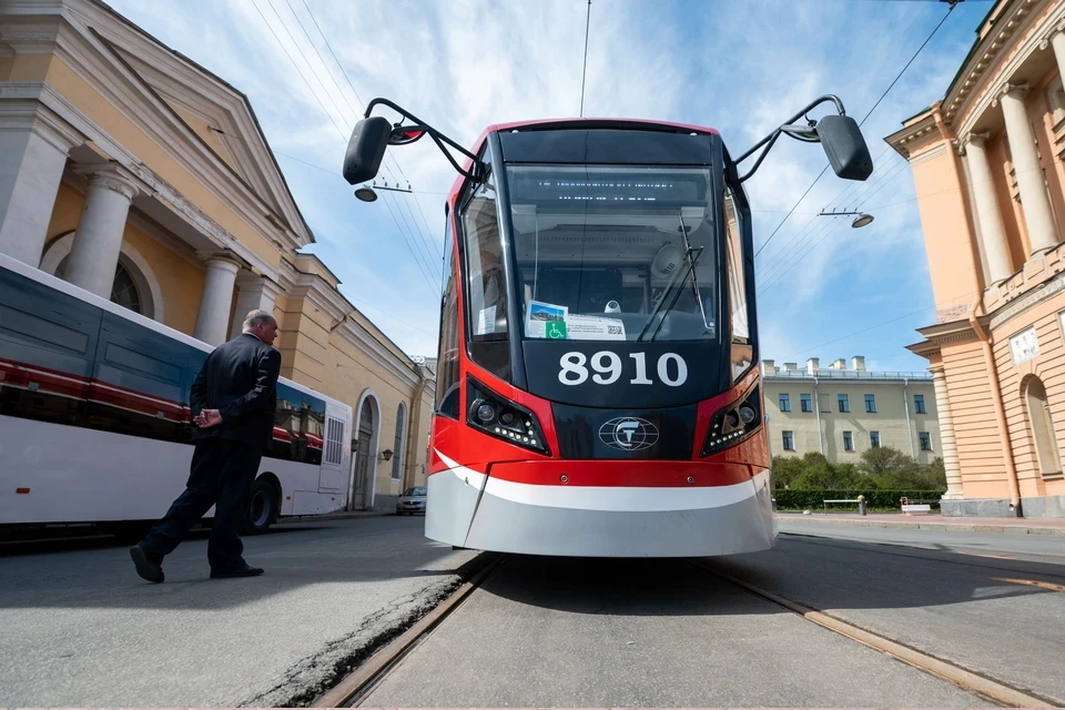 В Москве трамваи 4 и 25 задерживаются из-за застрявшего на путях автомобилях