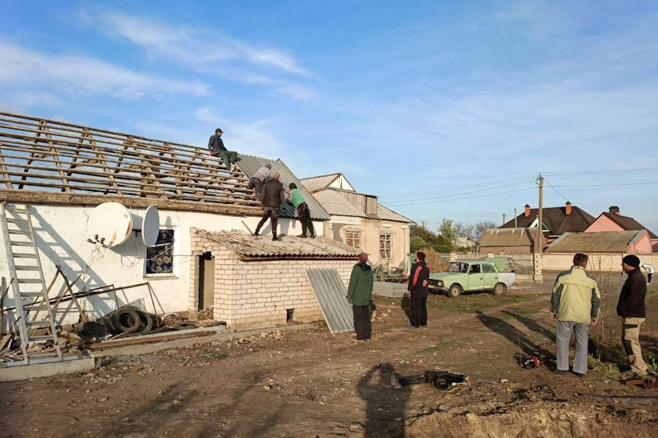 Односельчане помогли отремонтировать крышу дома, пострадавшую во время ракетного удара ВСУ Фото: администрация Скадовского округа
