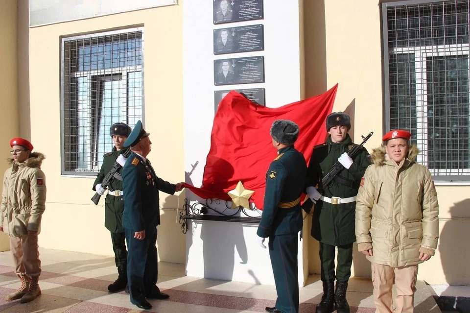 Мемориальные доски появились на территории воинской части. Фото: администрация Камышина.