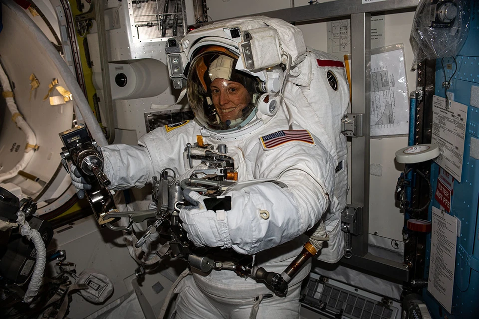 Женщины-космонавтки Жасмин Могбели и Лорал О’Хара вышли в открытый космос 1 ноября. Для обеих это была первая в жизни прогулка за пределами станции. Цель – починить солнечные батареи.