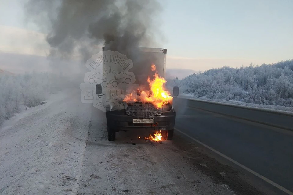 Утром 14 ноября в Мурманской области на ходу загорелась машина. Фото: Мурманск ДТП ЧП / vk.com/murmansk_dtp