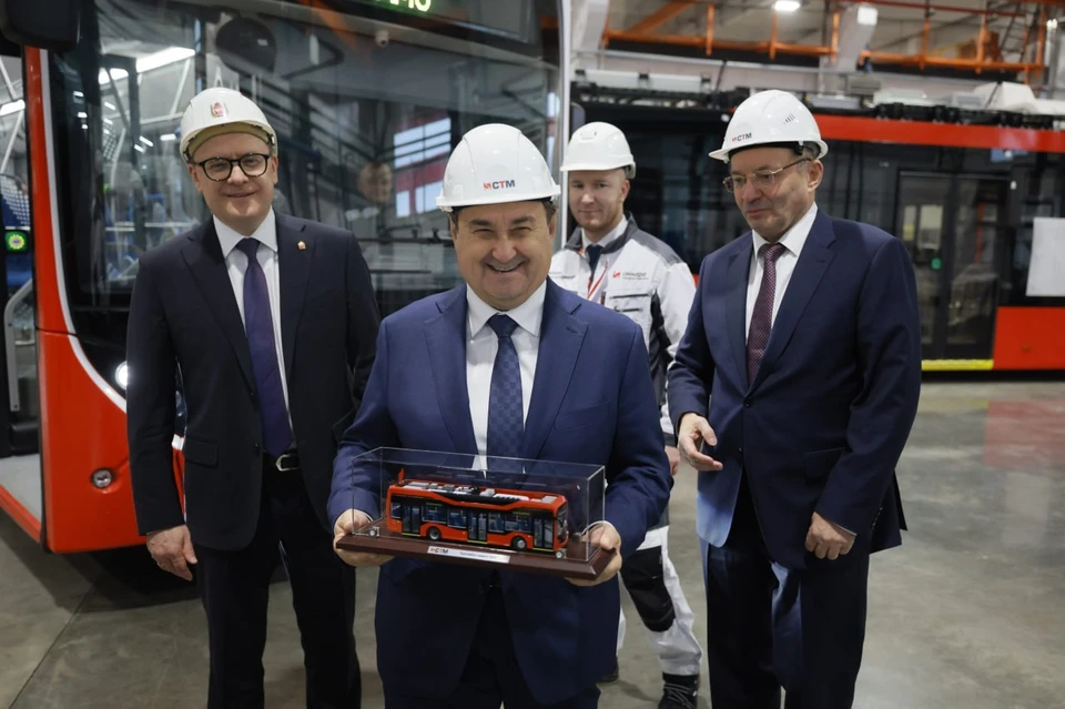 Игорь Левитин и Алексей Текслер осмотрели производство троллейбусов в Челябинске. Фото: пресс-служба губернатора.