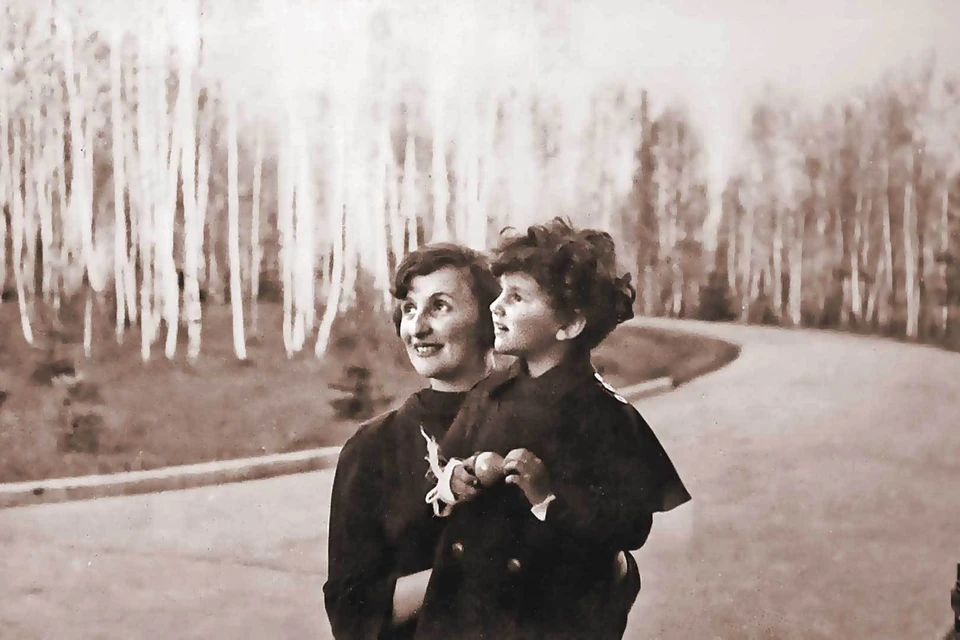 Евгения Ежова с приемной дочерью Наташей. Девочку взяли из детдома в пятимесячном возрасте. Фото: Wikimedia Commons