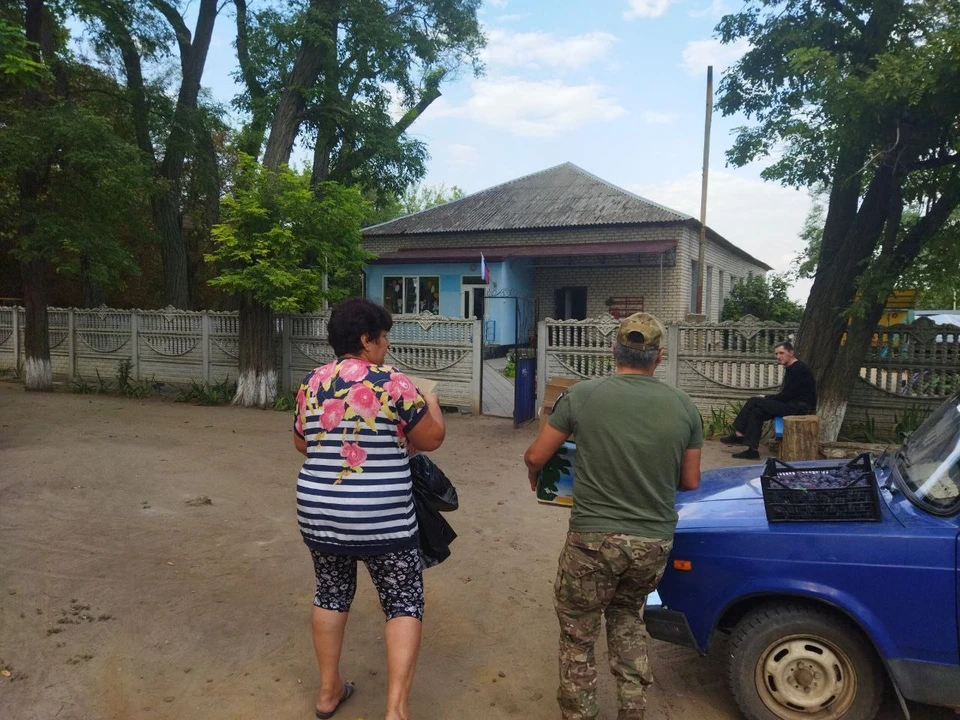 Бойцы помогают мирным жителям ФОТО: Администрация Алешкинского округа