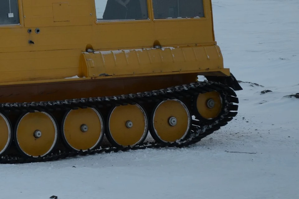 Вездеход с сотрудниками геофизической компании провалился под лед в Иркутской области.
