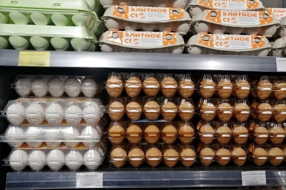 в магазинах цены на куриные яйца перевалили за сто рублей