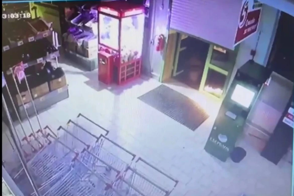 Налетчики подожгли банкомат в магазине Фото: кадр из видео