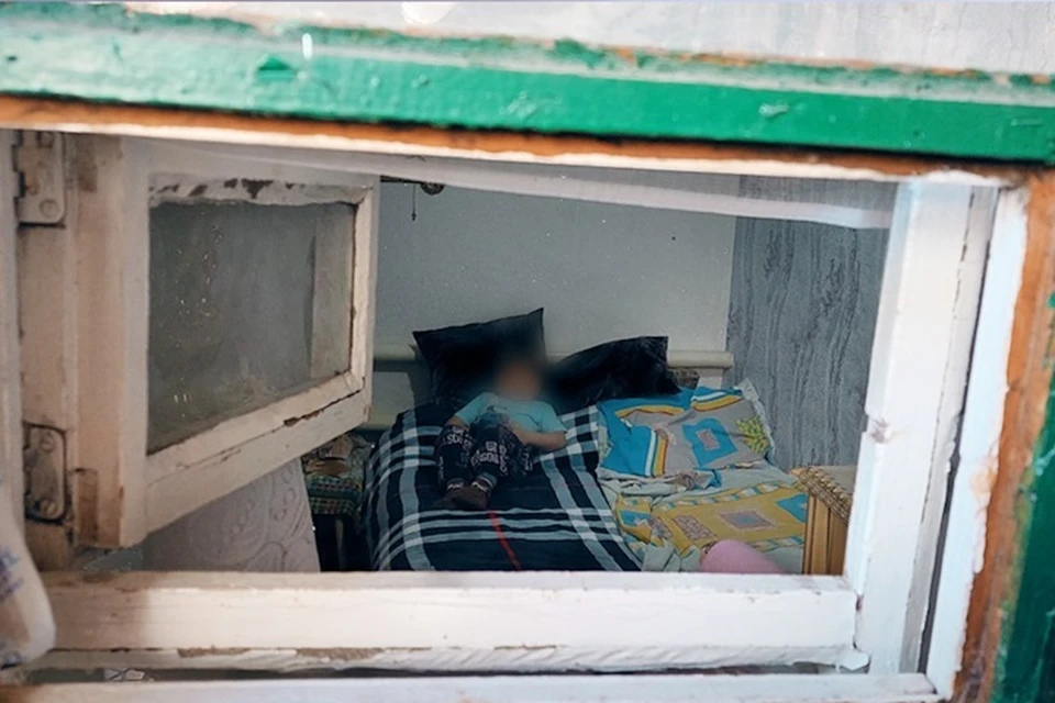 Луганские спасатели открыли дверь дома, в котором находился маленький ребенок. Фото - МЧС ЛНР