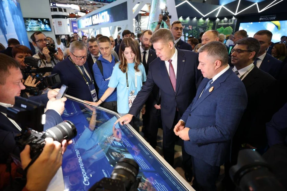 Экспозиции Сибири посетили губернатор Иркутской области Игорь Кобзев и полпред Президента РФ Анатолий Серышев.
