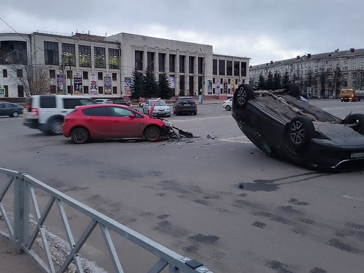 На Юбилейной площади в Ярославле перевернулась иномарка - KP.RU