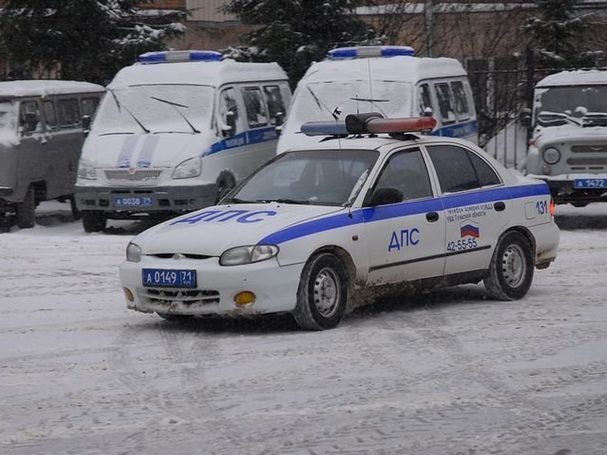 В Туле при транспортировке упал на дорогу торговый павильон из  Белоусовского парка - KP.RU