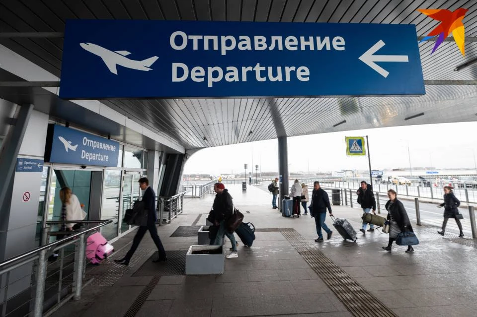 Самолет, летевший из Москвы в Мурманск, ушел на запасной аэродром в северной столице.