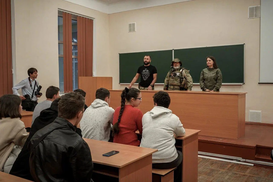 Бойцы рассказали студентам о батальоне. Фото - телеграм-канал Евгения Балицкого