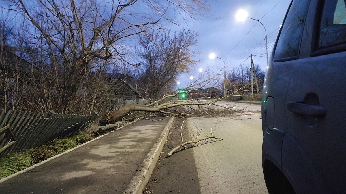 Еще в одном городе Кузбасса ввели режим ЧС из-за урагана - KP.RU