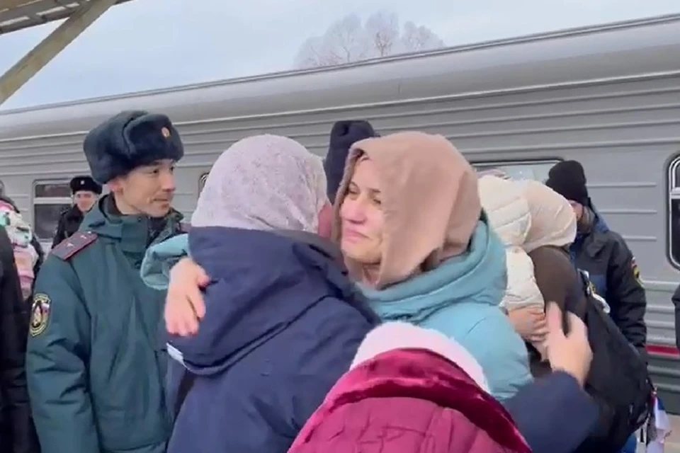 Прибывших в столицу Татарстана встретили родственники.
