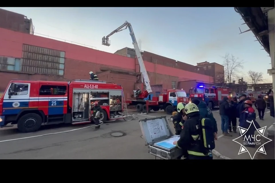 Спасатели выехали по сообщению о загорании на МТЗ в Минске. Фото: стоп-кадр | видео МЧС.