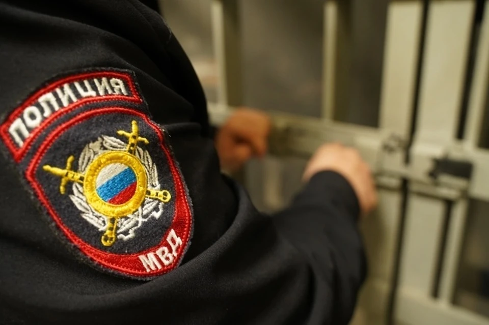 22-летний сыктывкарец, выясняя отношения с девушкой, разбил витрину кафе.