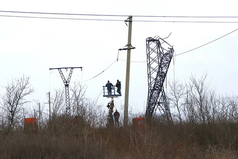 ВСУ целенаправленно «охотятся» за энергетиками, которые восстанавливают поврежденную инфраструктуру. Фото: Архив ШТО ДНР