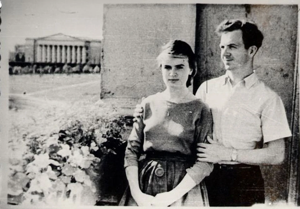 Освальд с женой Мариной на балконе минской квартиры. Фото: архив КП