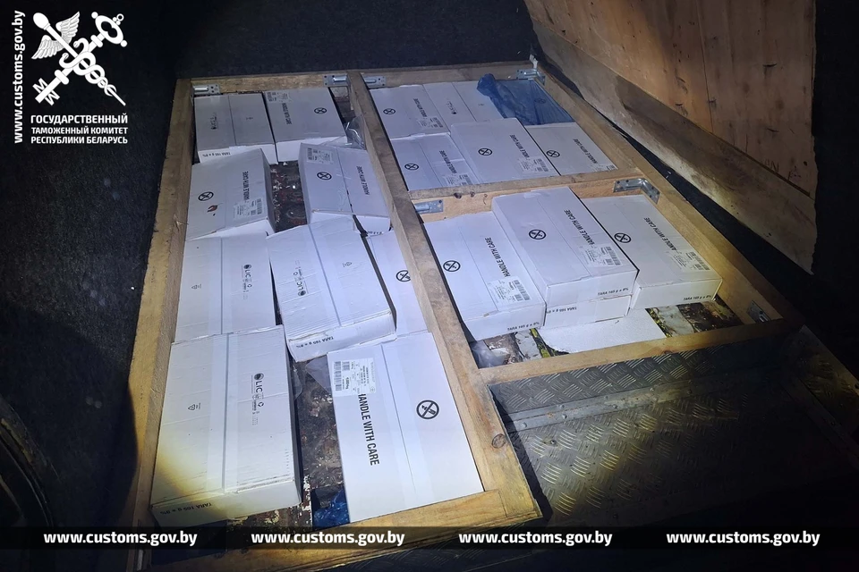 Белорус на микроавтобусе пытался ввезти 385 кг итальянского сыра на 100 тысяч рублей. Фото: customs.gov.by
