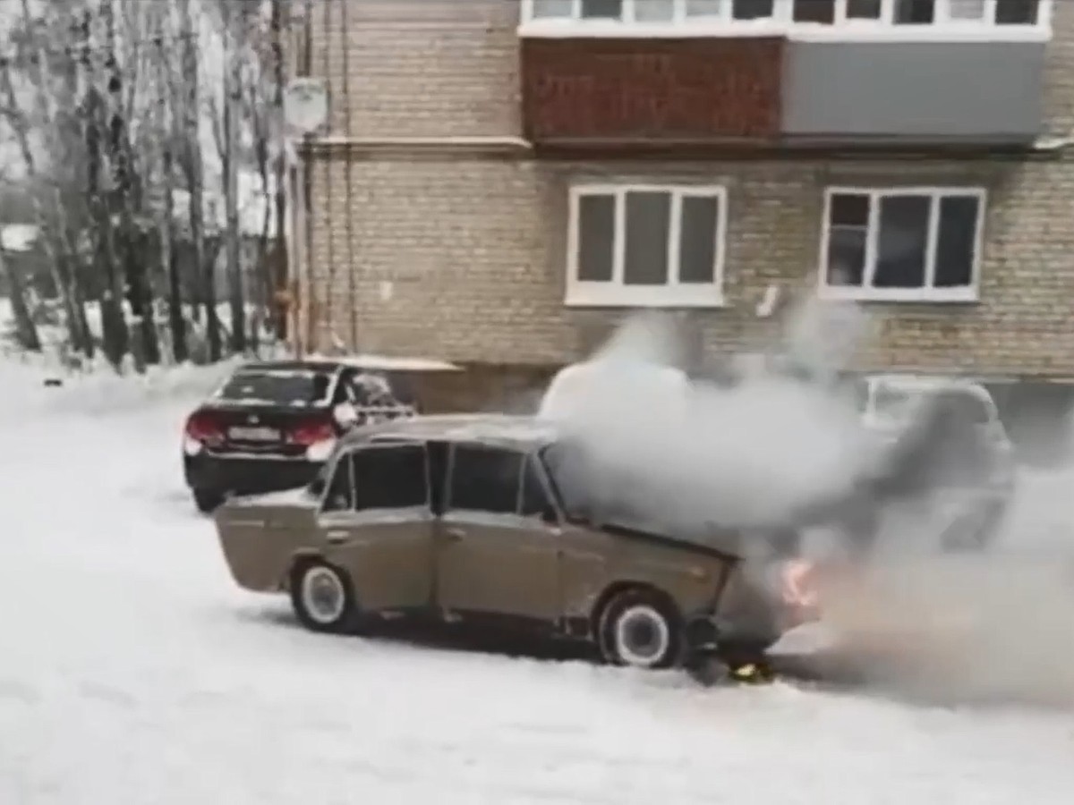 В Заволжском районе Ульяновска на улице Пионерской взорвался автомобиль ВАЗ  - KP.RU