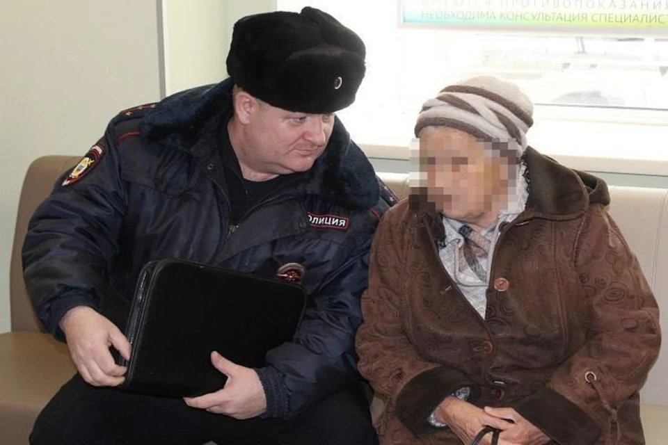Благодаря участковому пожилая женщина не стала жертвой мошенников. Фото: МВД по Красноярскому краю