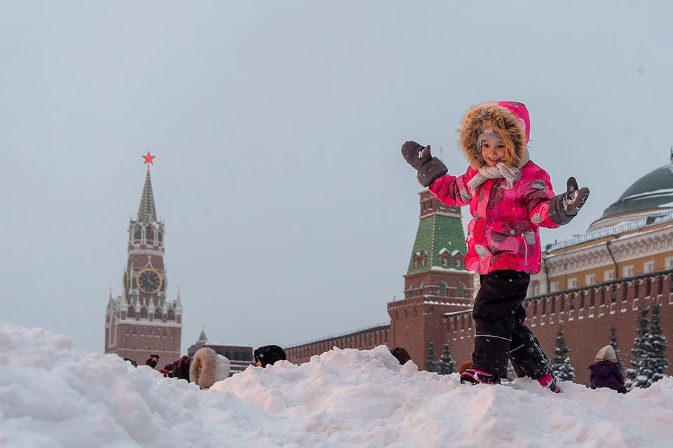 Снегопад, который начался в Москве в четверг, ночью усилится.