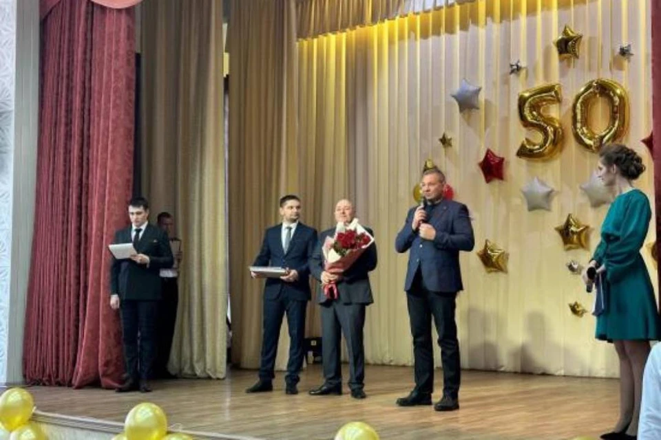 Братский индустриально-металлургический техникум с 50-летием поздравил депутат Евгений Зенкин.