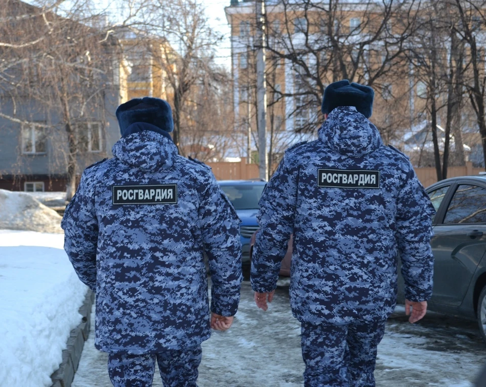 Росгвардейцы Димитровграда задержали женщину, которая пыталась похитить в гипермаркете товары. ФОТО: Росгвардия Приволжья