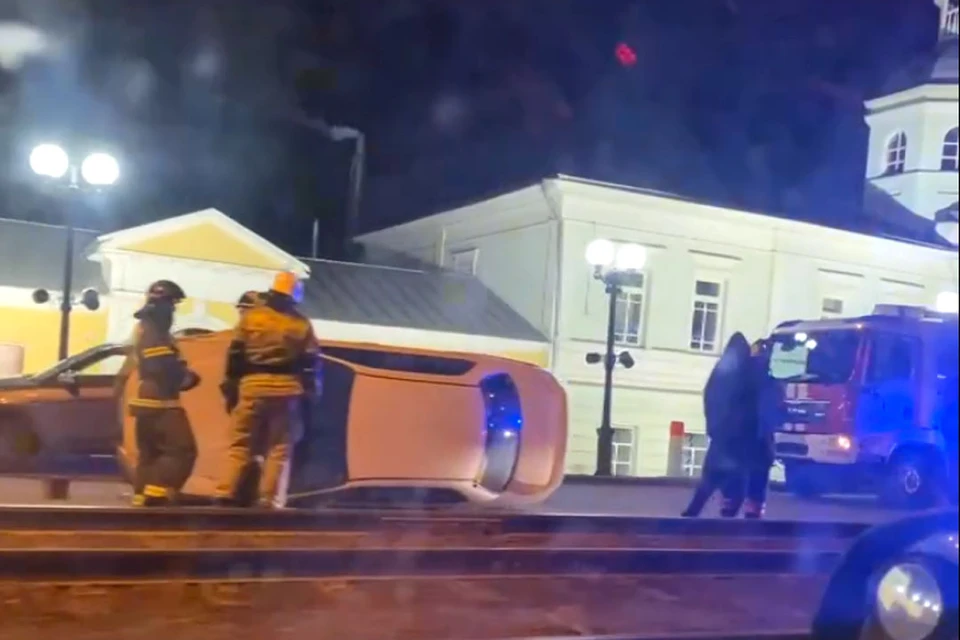 Перевернувшаяся машина. Скриншот видео со страницы https://vk.com/incident22
