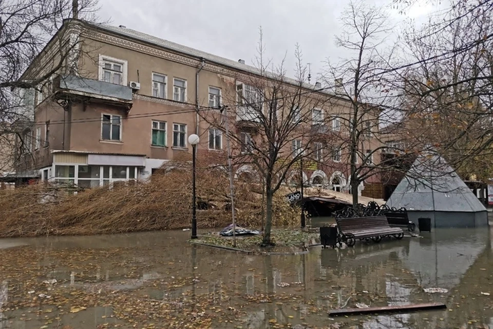 Специалисты вынуждены подождать, пока вода окончательно упадет и просохнут сети. ФОТО: администрация Бердянска