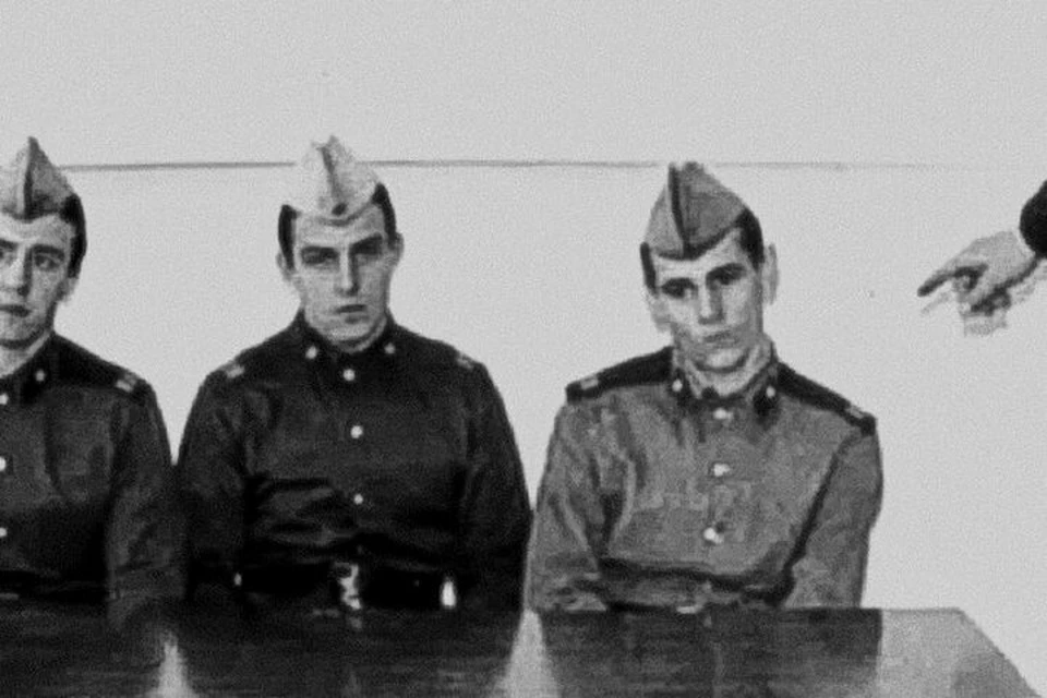 По приговору военного трибунала дезертир Сергей Ягмурджи (крайний справа) был признан виновным по всем статьям и приговорен к высшей мере наказания. Фото: НТВ// «Следствие вели»