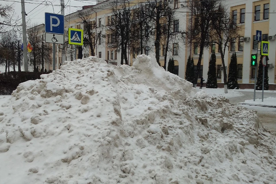В Твери парковка для инвалидов на площади Мира превратилась в сугроб