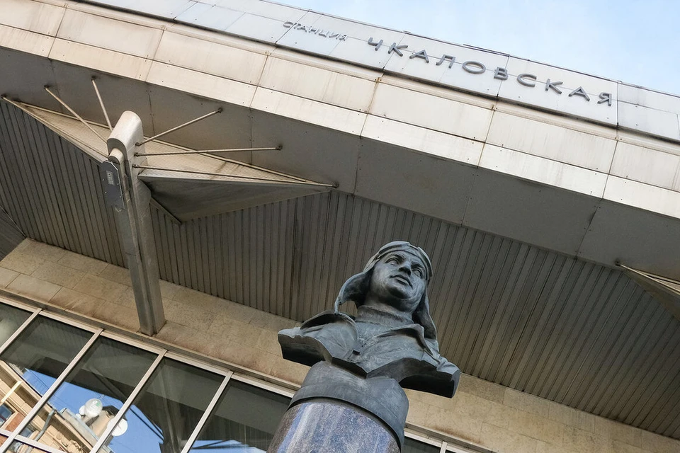 Пенсионер поскользнулся у метро «Чкаловская» и разбил голову при падении.