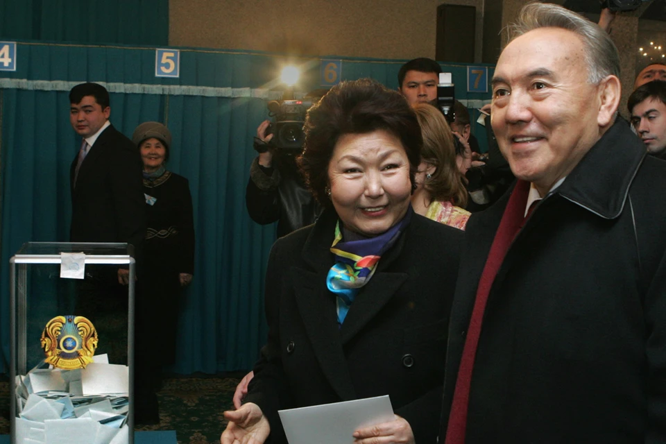 Нурсултан Назарбаев и его супруга Сара во время выборов на одном из избирательных участков. Фото ТАСС/ Сергей Бондаренко