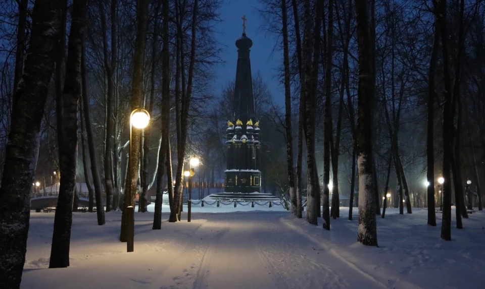 В «Лопатинском саду» Смоленска обновили подсветку двух памятников. Фото: пресс-служба администрации города.