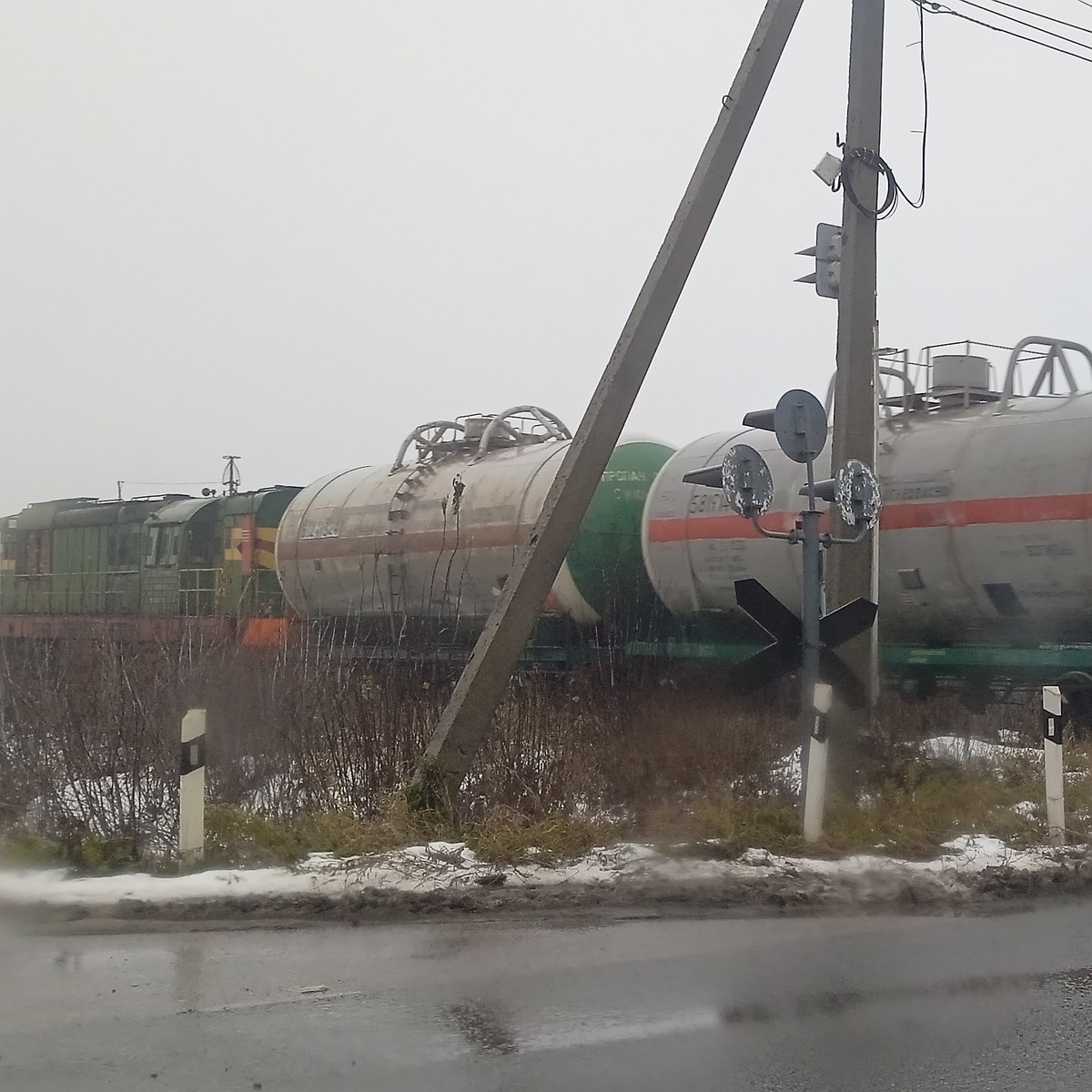 Под Липецком поезд протаранил выехавший на железнодорожные пути автомобиль  - KP.RU