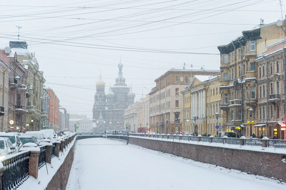 Многие туристы выбрали Петербург для новогодних каникул.