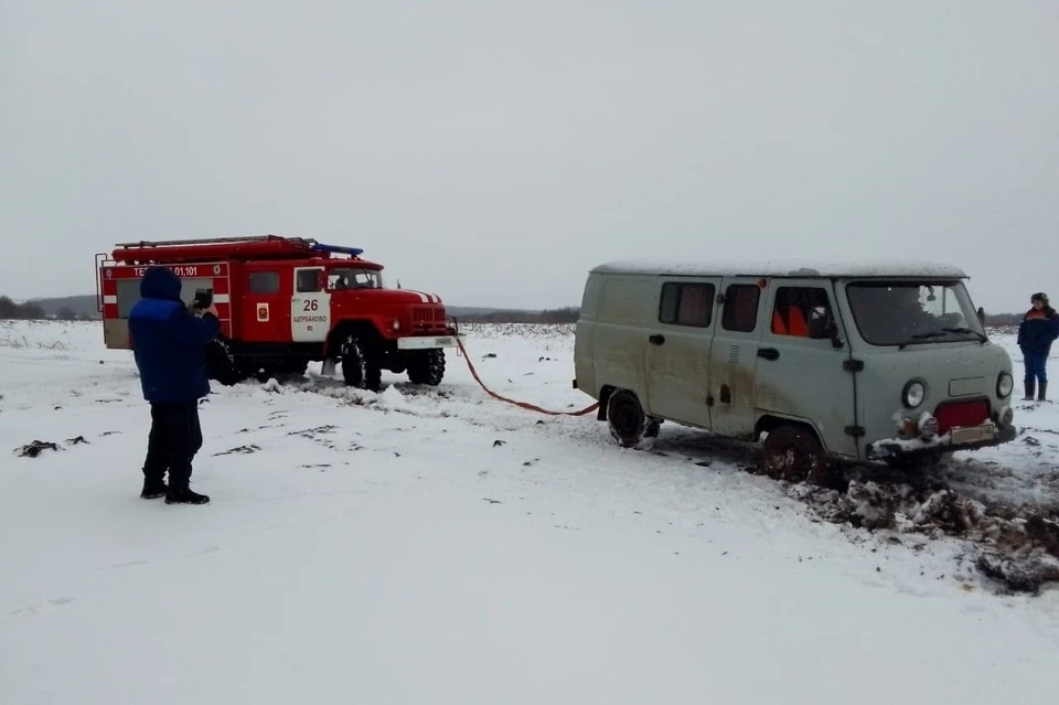 Под Липецком спасатели вытащили три машины из снежных заносов