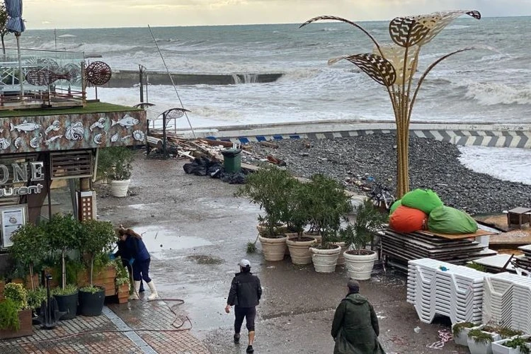 Зимние пляжи готовятся открыть в Сочи после шторма века