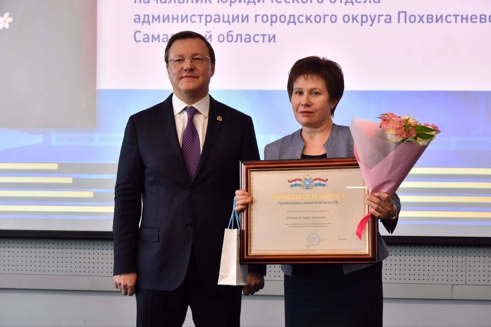 Дмитрий Азаров поздравил действующих юристов и ветеранов с праздником и наградил лучших работников отрасли. / Фото: Ирина Быкова