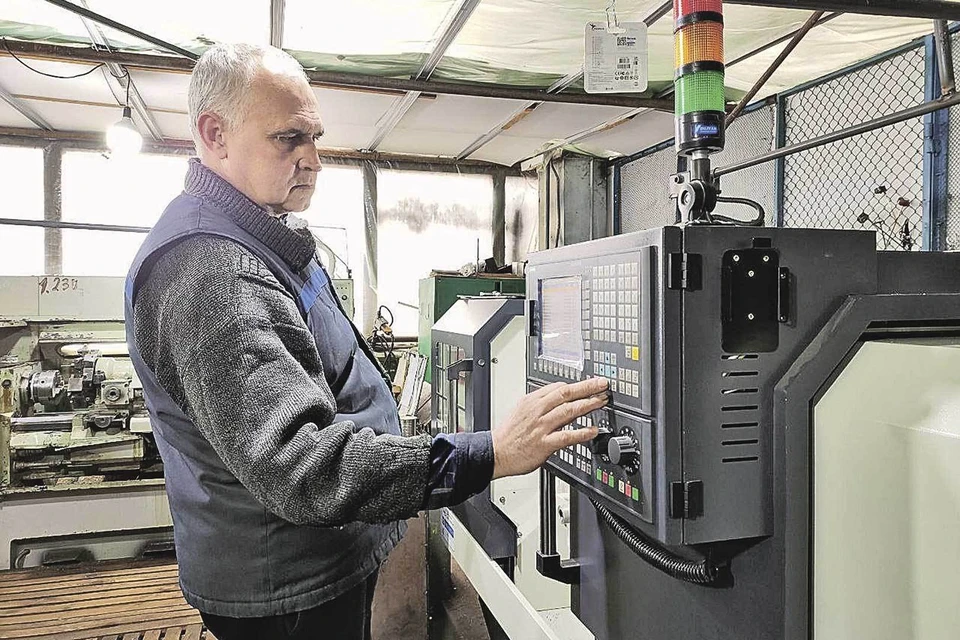 Оператор станка Владимир работает более 30 лет в «Горизонте».