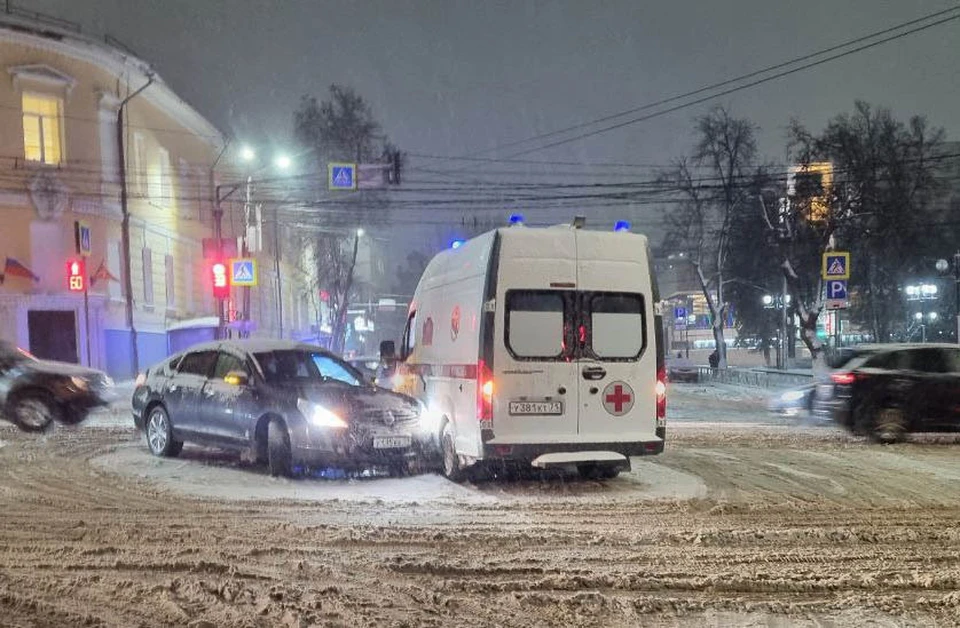 В центре Тулы, на проспекте Ленина, в аварию попал спецавтомобиль скорой помощи. Фото: телеграмм-канал «Компас71. Едем по Туле».