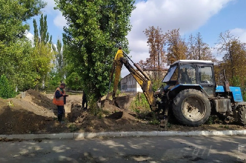 Несмотря на угрозу жизни, коммунальщики продолжили работы до полного восстановления. Фото: Минстрой ДНР