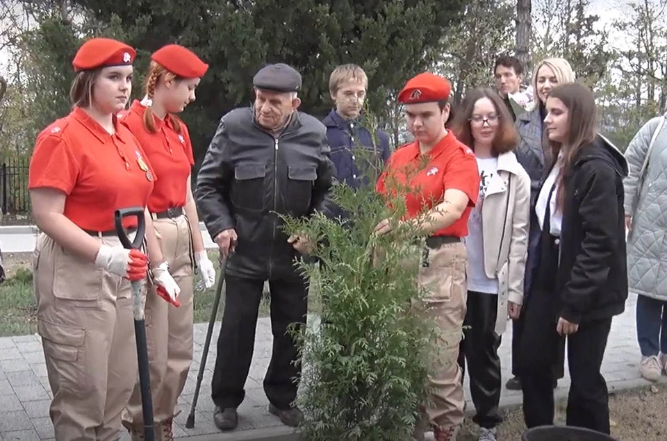 Михаил Латоха показал юнармейцам, как правильно высаживать дерево и ухаживать за ним. Фото: скиншот sev.tv