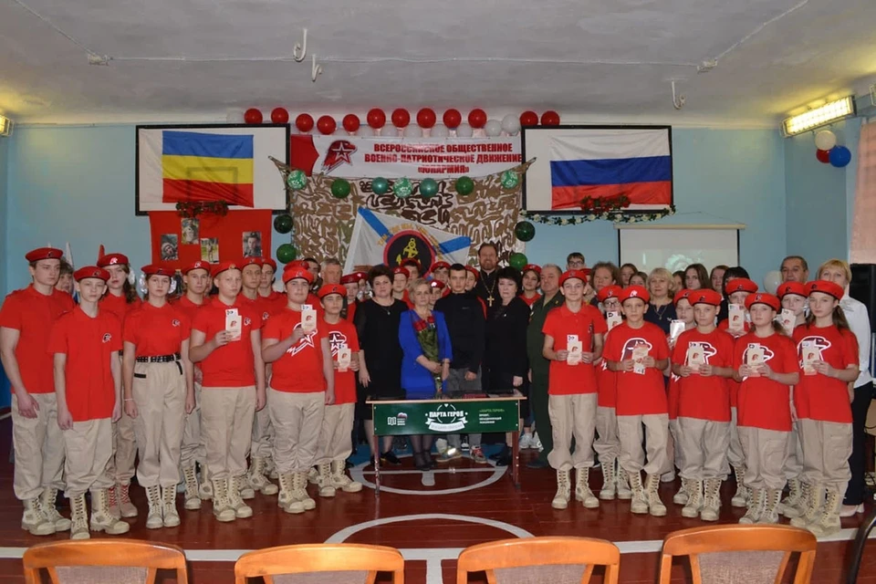 В школе №16 Новошахтинска Ростовской области состоялась торжественная церемония открытия Парты Героя участнику специальной военной операции (СВО) гвардии старшему матросу, кавалеру ордена Мужества (посмертно), выпускнику школы Игорю Торба.