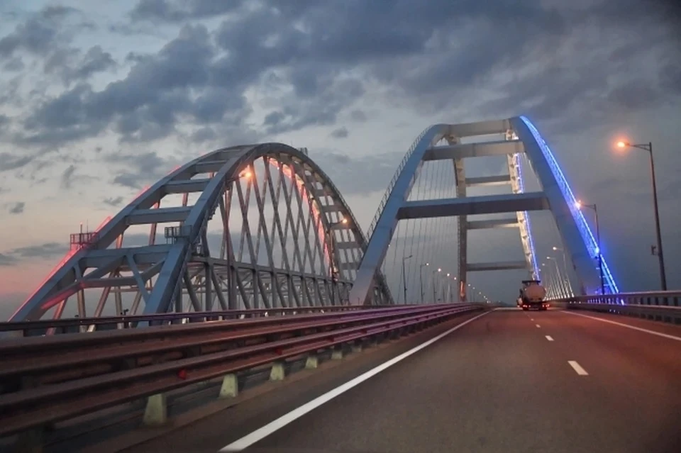 Движение автотранспорта на Крымском мосту временно перекрыто