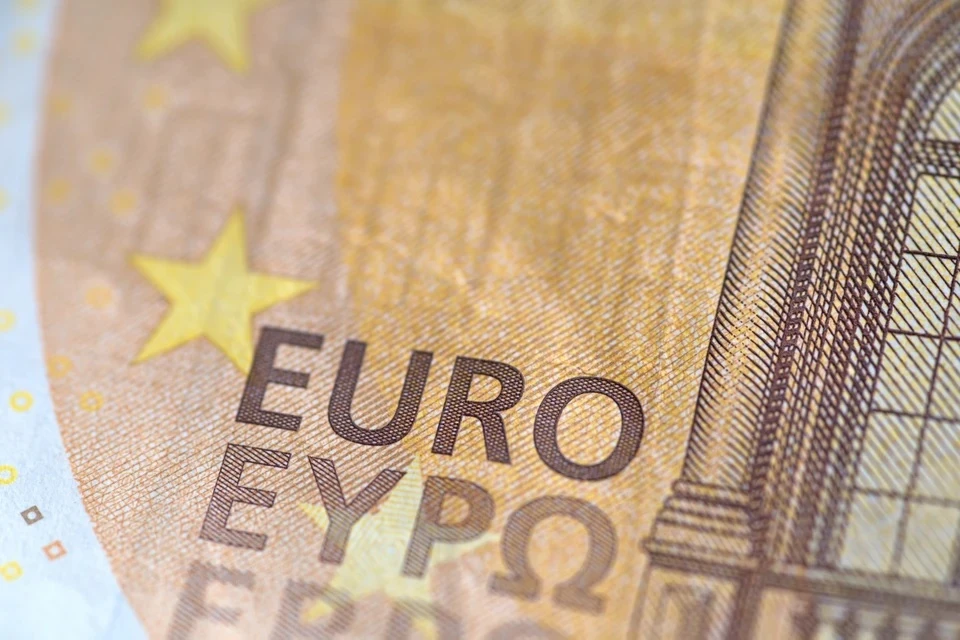 Курс евро превысил 99 рублей впервые с 7 ноября 2023 года
