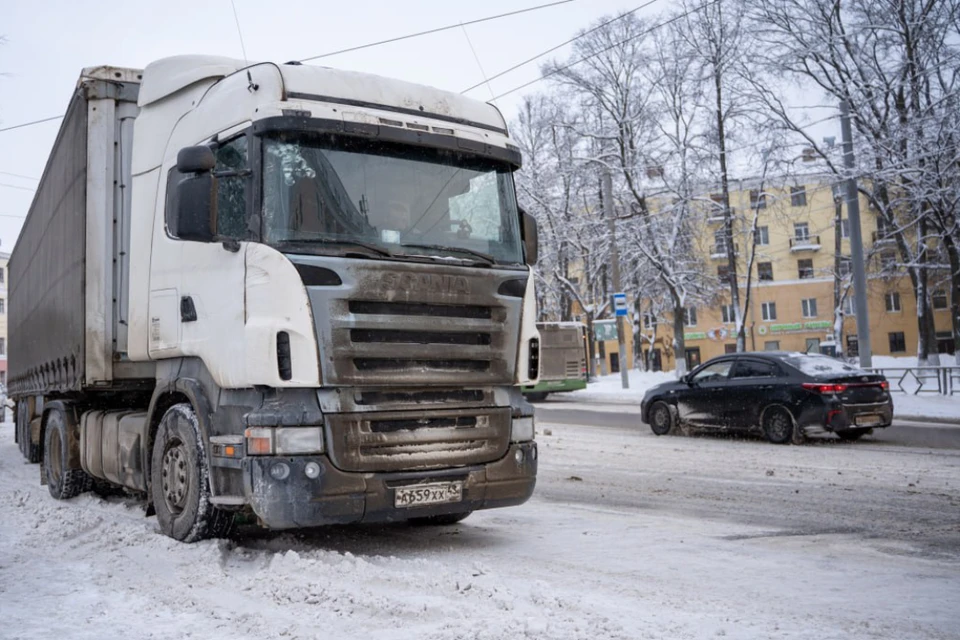 Уже в ближайшие часы привезенную елку начнут устанавливать на главной площади. Фото: t.me/simakov_kirov