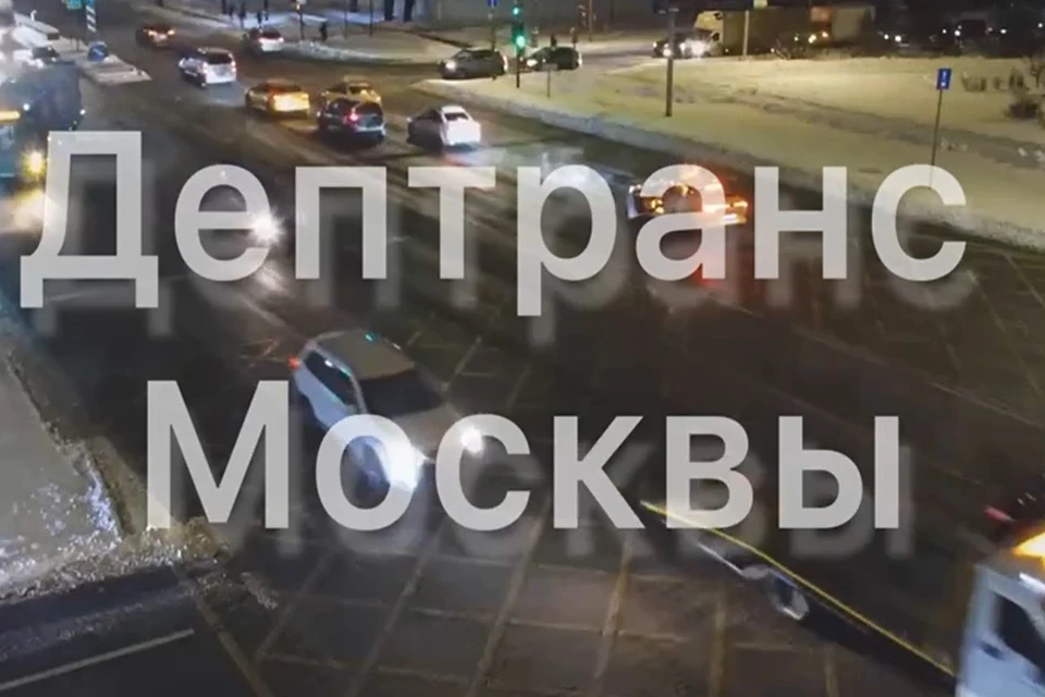 На месте пожара дежурят несколько экипажей ДПС